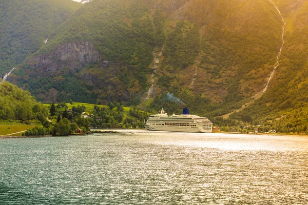 Crucero ferryboat en noruego fiordo —  Fotos de Stock