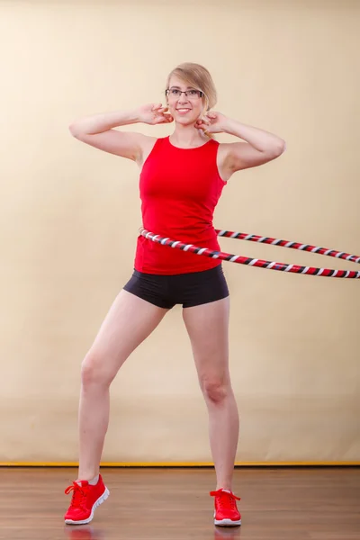 Fit mujer con hula hoop haciendo ejercicio —  Fotos de Stock