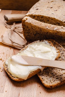 Natürmort taze ekmek tereyağı ve bal ile