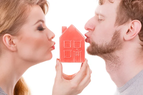 Pareja compartir besos con casa símbolo . — Foto de Stock