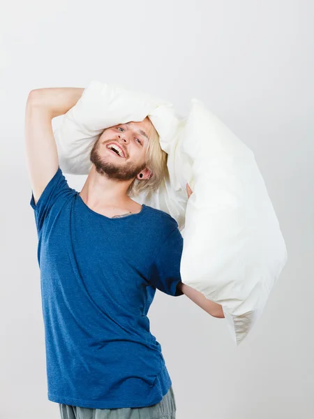 Człowiek z poduszkami, pojęcie dobrego snu — Zdjęcie stockowe
