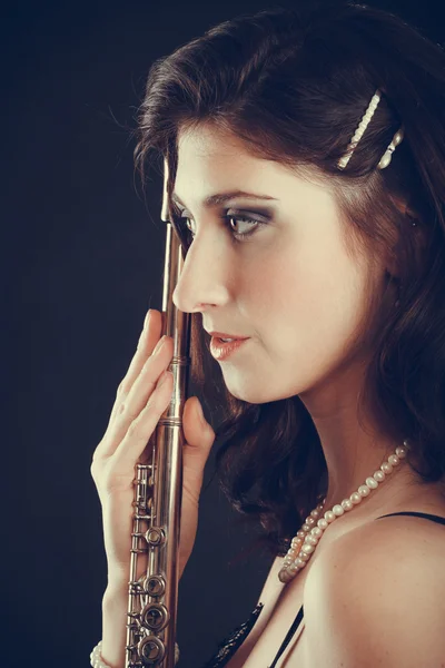 Mujer elegante con instrumento de flauta . — Foto de Stock