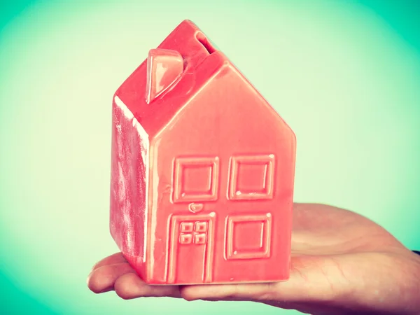Męskiej ręki z mały czerwony dom. — Zdjęcie stockowe