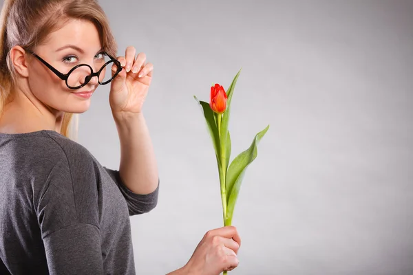 Gelukkig blonde vrouw met voorjaar bloem. — Stockfoto