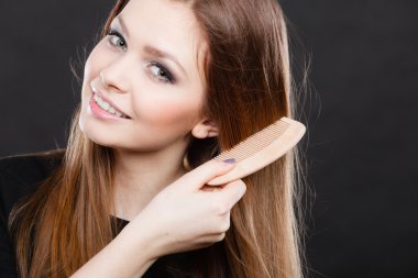 Uzun saçlı kız onun güzellik saç tarama.