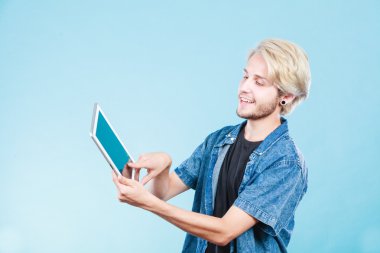 Tablet bilgisayar kullanarak trendy genç adam