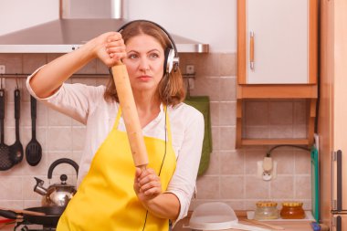 Ev kadını mutfakta dans