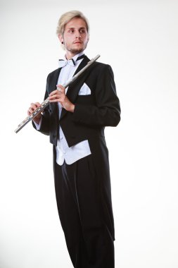 Purosuyla giyen erkek flütçü flüt tutan