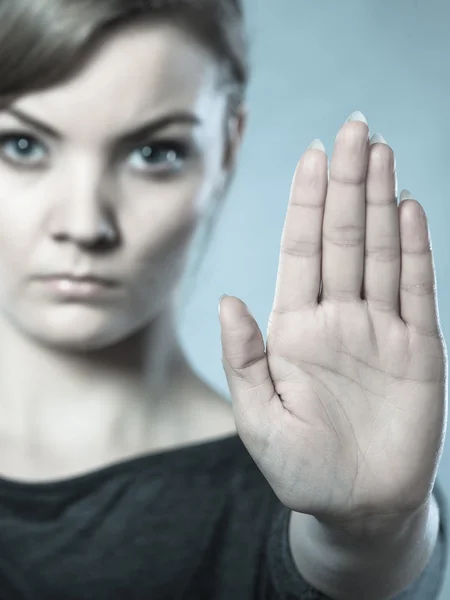 Vrouw toont stopbord door haar hand. — Stockfoto