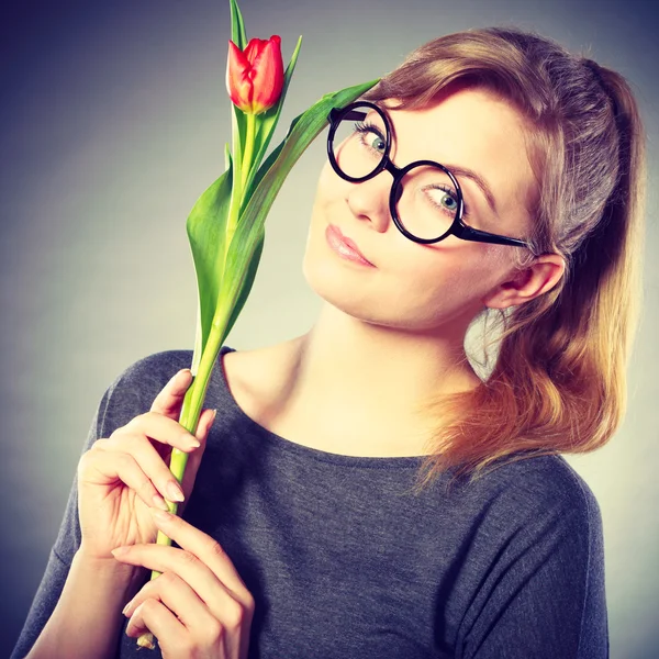 Красуня жінка з квіткою тюльпанів . — стокове фото