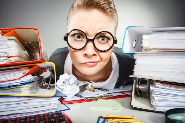 Verrückt nachdenkliche Buchhalterin Geschäftsfrau. — Stockfoto