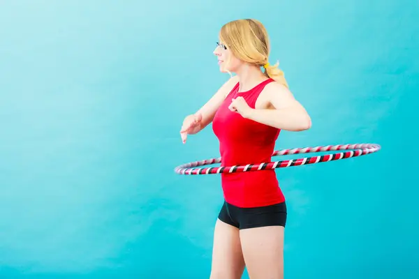 Fitte Frau mit Hula-Hoop-Reifen bei der Übung — Stockfoto