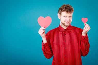 Kalpler tutan adam tezahürat.