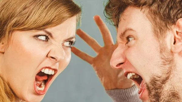 Marido y esposa gritando y discutiendo . — Foto de Stock