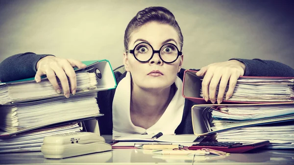 Besessene Bürokauffrau bei der Arbeit. — Stockfoto