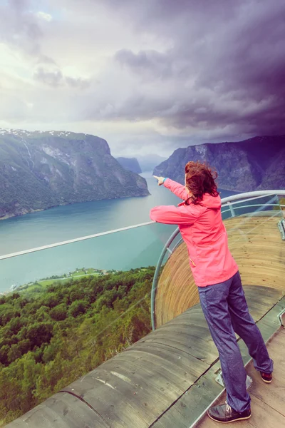 Turista en Stegastein mirador, Noruega — Foto de Stock