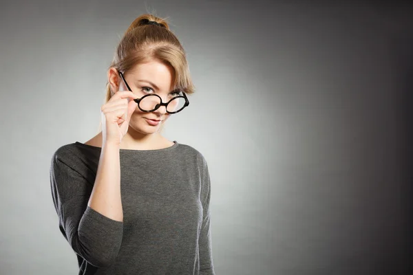 Gelukkig mooi meisje grijs. — Stockfoto