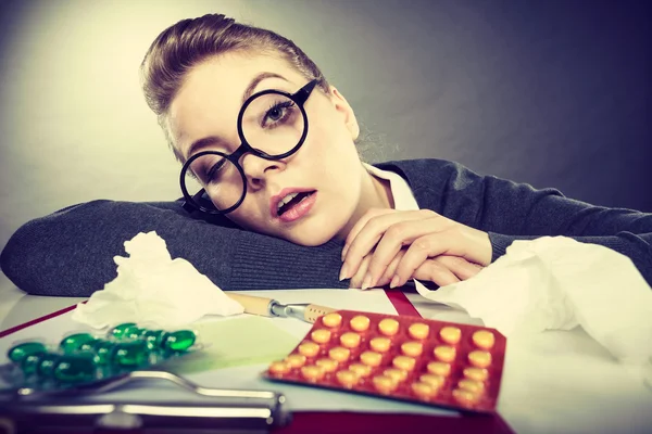 Dormida mujer de negocios cansada en el trabajo . —  Fotos de Stock