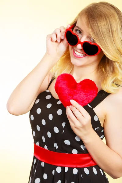 Kobieta trzyma czerwone serce symbol miłości — Zdjęcie stockowe