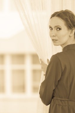 pencere bekleyen aracılığıyla arayan kadın