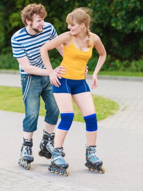 Dışarıda paten süren genç bir çift.