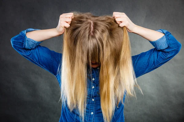 Furiosa mujer sacar el pelo de la cabeza . — Foto de Stock