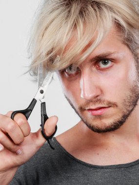 Adam texturizing veya inceltme makası makas ile kesme