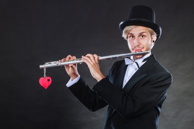 Erkek flütçü flüt ve kalp ile. Melodi seviyorum