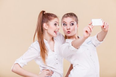 arkadaşlar öğrenci kızlar ile akıllı telefon kendi kendine fotoğraf çekme