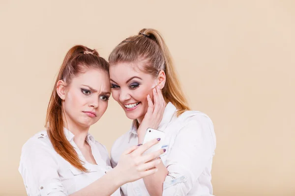 Chicas usando el mensaje de lectura del teléfono móvil —  Fotos de Stock