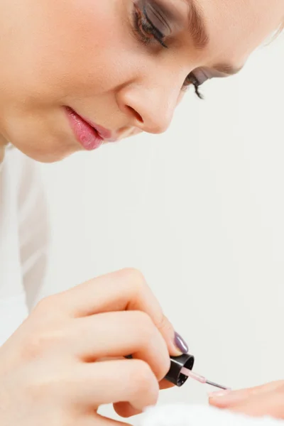 Esteticista feminina fazendo unhas . — Fotografia de Stock