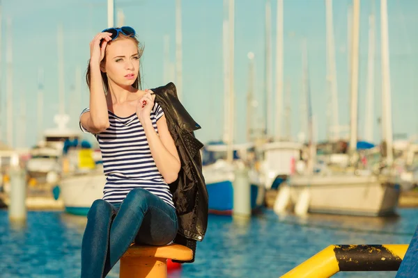 Femme dans la marina contre des yachts dans le port — Photo