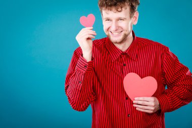 Kırmızı kalp aşık çocuk.