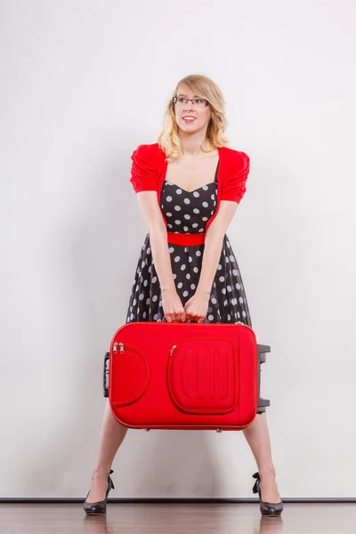 Elegante mujer de moda con maleta roja —  Fotos de Stock