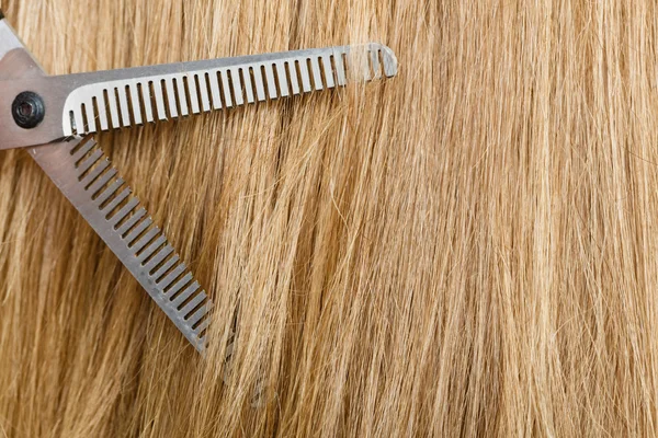 Detalle de cerca. Tijeras especiales para cortar el cabello . — Foto de Stock