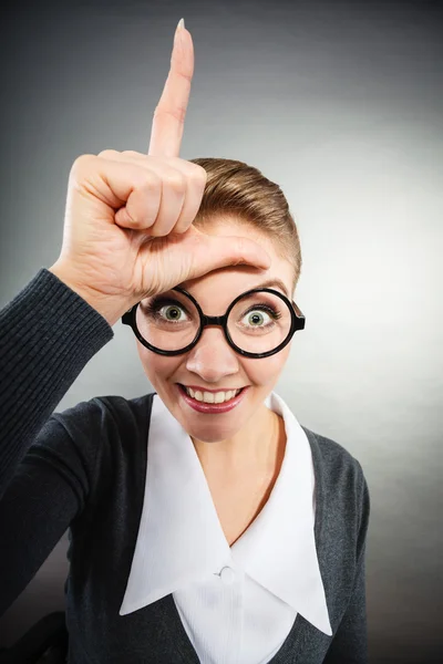 Gemeine Bürodame gestikuliert. — Stockfoto