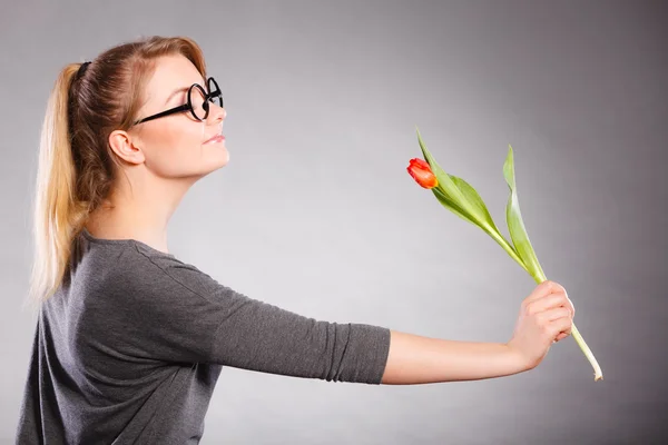 Charmante Frau riecht Blume fühlen Frieden. — Stockfoto