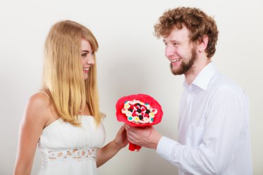 Şeker demet çiçek ile bir çift gördüm. Aşk.