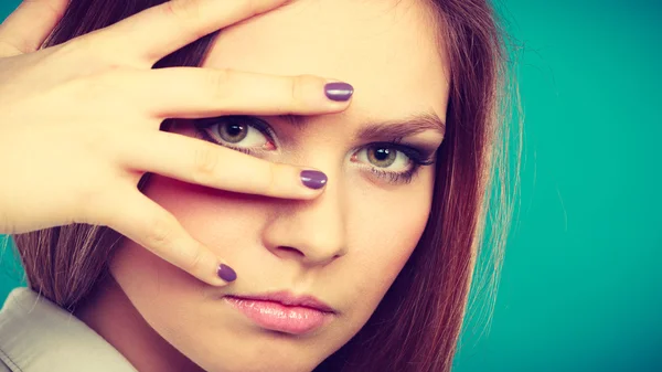 Precioso retrato de mujer joven glamorosa . — Foto de Stock