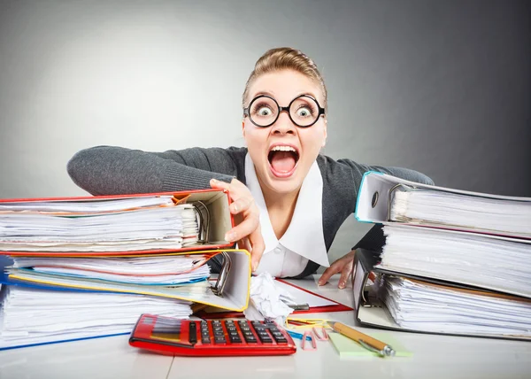 Gekke bang accountant zakenvrouw. — Stockfoto