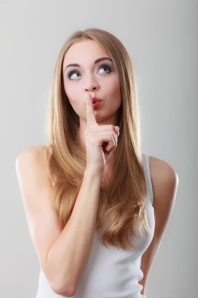 Vrouw vragen om stilte vinger op lippen — Stockfoto