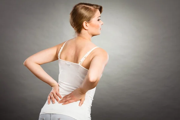 Mujer sufriendo de dolor de espalda — Foto de Stock