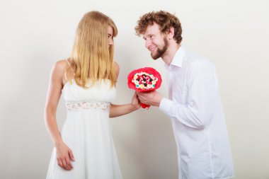 Mutlu çift şeker demet çiçekler ile. Aşk.