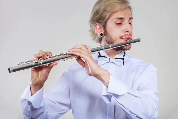 Flautista macho tocando su flauta — Foto de Stock