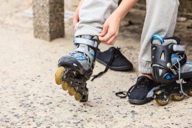 Tekerlekli paten üzerinde açık koyarak kadın.