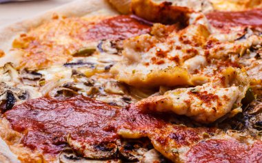 Sıcak pizza closeup.