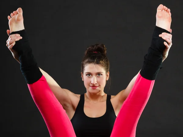 Vältränad tjej stretching värmer upp. — Stockfoto