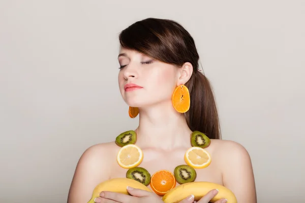 Dieet. meisje met ketting van verse citrusvruchten — Stockfoto