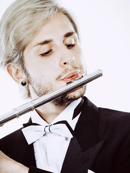 Mannelijke fluitist Rokkostuum dragen speelt fluit — Stockfoto