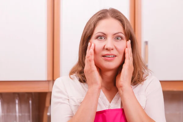 Surprised housewife in kitchen — Stock Photo, Image